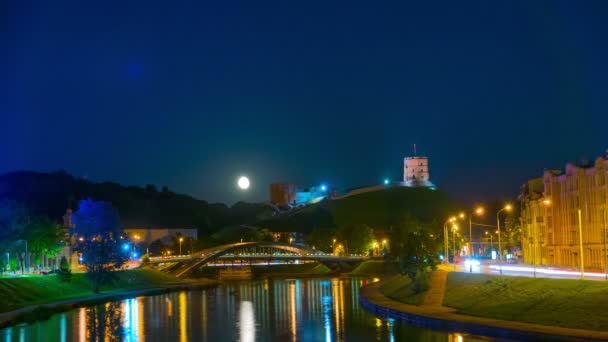 夜ヴィリニュス ゲディミナス塔 ネリス川とタイムラプス上昇月 — ストック動画