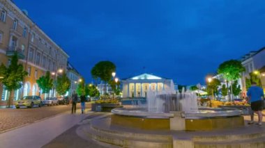 Gece Vilnius Town Hall Meydanı ve Çeşme, tilt hızlandırılmış