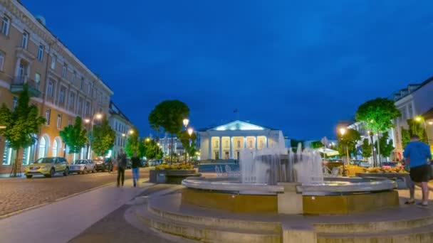 晚上维尔纽斯市政厅广场和喷泉 倾斜时间推移 — 图库视频影像