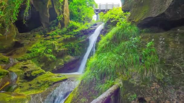 Grotto Del Cagleron Και Καταρράκτη Στην Ιταλία Έχει Περάσει — Αρχείο Βίντεο