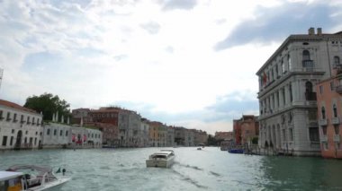 Venice, İtalya-Temmuz 2015 - yaklaşık 4k Grand Chanal Pov turu Venedik İtalya'da. Gondol chanel tarafında Park.