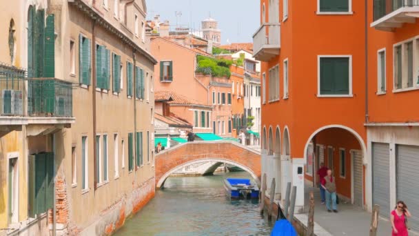 ヴェネツィア イタリア ヴェネツィアに沿って人々 のミディアム ショットの運河 2015年年頃 — ストック動画