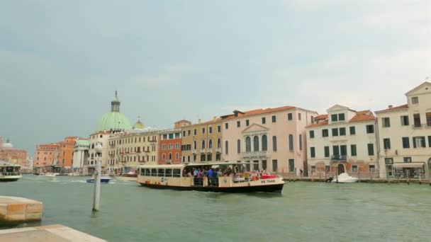 ヴェネツィア イタリア イタリアのベニスの運河に沿って 2015 ボートのトラフィック年頃 — ストック動画