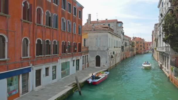 Venedig Italien 2015 Mittlere Aufnahme Eines Bootes Auf Dem Kanal — Stockvideo