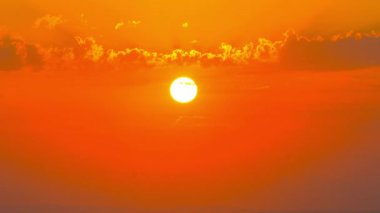 Günbatımı gökyüzü ve güneş, hızlandırılmış