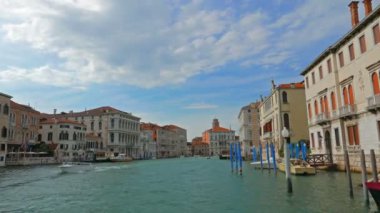 Venice, İtalya-Temmuz 2015 - yaklaşık 4k Grand Chanal Pov turu Venedik İtalya'da. Gondol chanel tarafında Park.