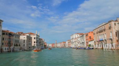 Venice, İtalya-Temmuz 2015 - yaklaşık 4k Grand Chanal Pov turu Venedik İtalya'da. Gondol chanel tarafında Park.