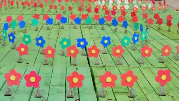 Oscillerande Konstgjorda Blommor Från Solenergi — Stockvideo