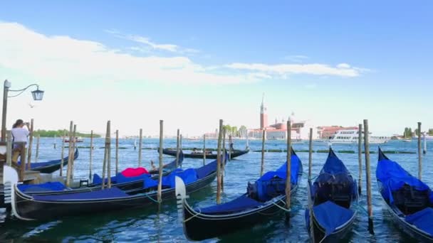 Βενετία Ιταλία Circa 2015 Σταθμευμένα Γόνδολες Ταλάντωση Πάνω Στα Κύματα — Αρχείο Βίντεο