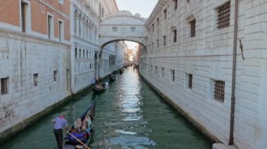 Venice, İtalya - 2015 yaklaşık: Gondollarının Venedik dar kanallar aracılığıyla yolcu taşımak.