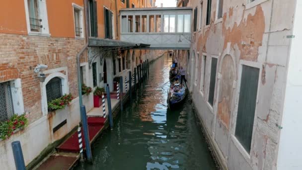 Venezia Italia Circa 2015 Gondolieri Trasportano Passeggeri Attraverso Gli Stretti — Video Stock