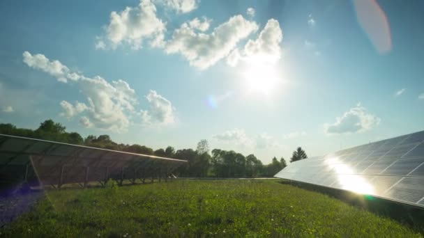 太陽電池パネルと太陽 パノラマ タイムラプス — ストック動画