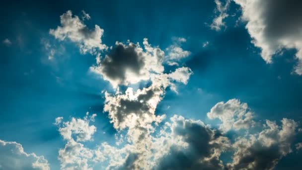 コマ撮りの青い空に雲と太陽 — ストック動画