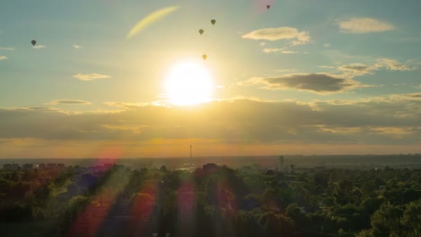 Ηλιοβασίλεμα Πάνω Από Βίλνιους Μπαλόνια Και Πύργος Τηλεόρασης Lithunia Time — Αρχείο Βίντεο