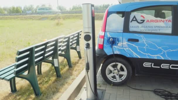 Βίλνιους Λιθουανία Ιουλίου 2016 Ηλεκτρικό Αυτοκίνητο Χρέωσης Από Τους Ηλιακούς — Αρχείο Βίντεο