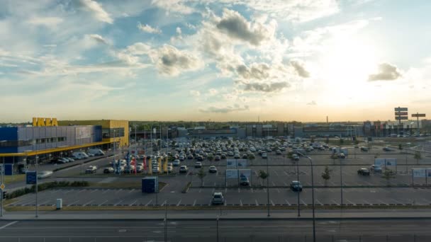 Vilna Lituania Julio 2016 Aparcamiento Cerca Del Enorme Centro Comercial — Vídeos de Stock