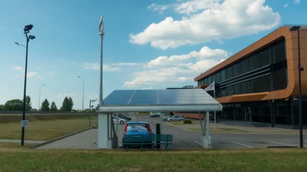 充電ソーラー パネル タイムラプス ズームから 2016 日ヴィリニュス リトアニアのビリニュス リトアニア 2016 電気自動車 — ストック動画