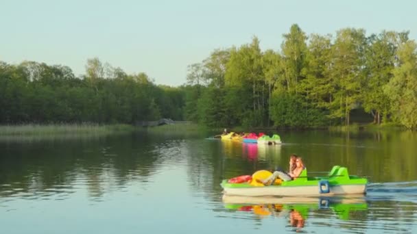 Trakai Litouwen Juni 2016 Gekoppelde Catamarans Neem Weg Voor Instandhouding — Stockvideo