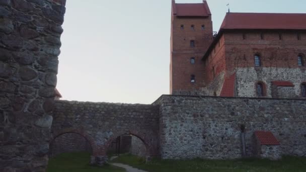 夕暮れ時 リトアニアのトラカイ島城 — ストック動画