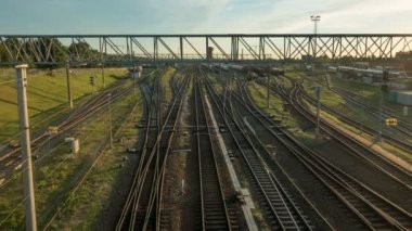 Vilnius, Litvanya - 16 Temmuz 2016: Tren İstasyonu alacakaranlıkta, hızlandırılmış, 16 Temmuz 2016 Vilnius, Litvanya