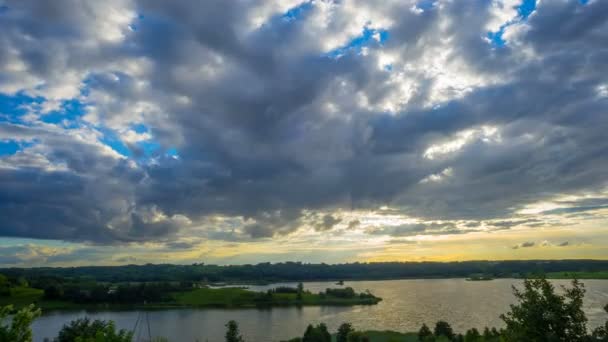 Göl Dramatik Gökyüzü Panoramik Hızlandırılmış — Stok video