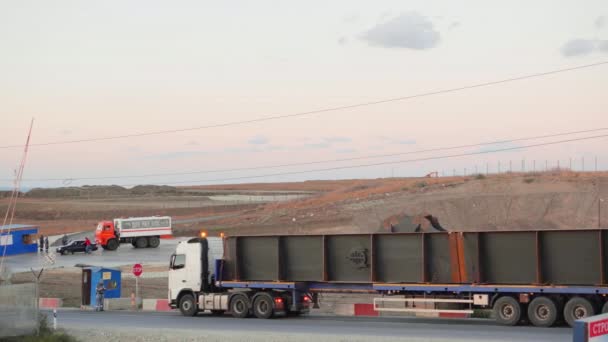 タマン ロシア 2016年9月頃 半島への橋の建設のための予備部品の配達 — ストック動画