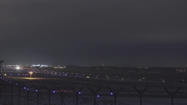 Αεροπλάνο Απογειώνεται Από Αεροδρόμιο Βράδυ — Αρχείο Βίντεο