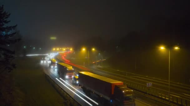 Stau Auf Der Autobahn Nebel Zeitraffer — Stockvideo