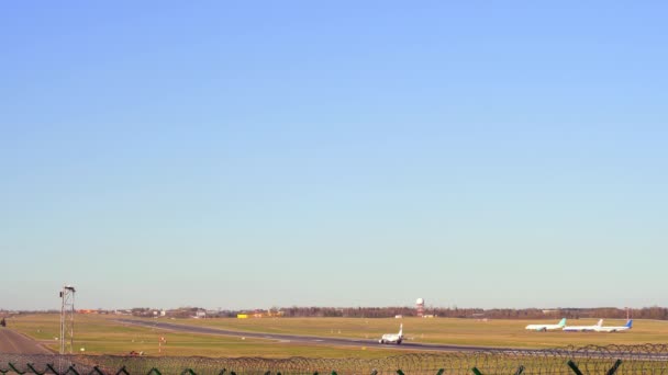 ビリニュス リトアニア 2017年4月頃 旅客機が春に空港から離陸 — ストック動画