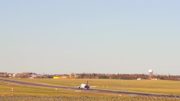 维尔纽斯 立陶宛 大约2017年4月 客机降落在机场 — 图库视频影像