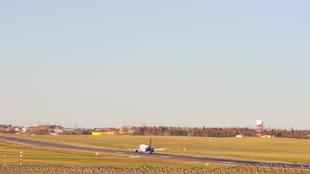 Vilnius Litouwen Circa April 2017 Passagiersvliegtuig Landt Luchthaven — Stockvideo