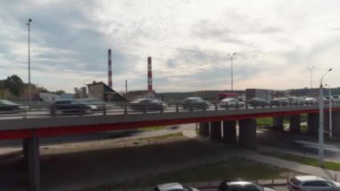 Vilnius, Litvanya - yaklaşık Mayıs, 2017: Karayolu üzerinde akşam trafik sıkışıklığı, panoramik zaman atlamalı