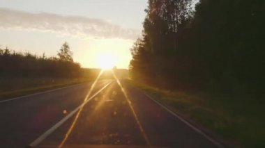 Gün batımında kırsal bir yolda bir gezi