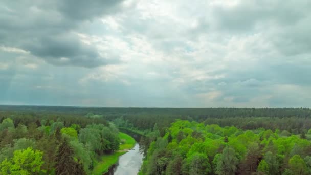 Wald Fluss Und Regenwolken Panorama Zeitraffer — Stockvideo