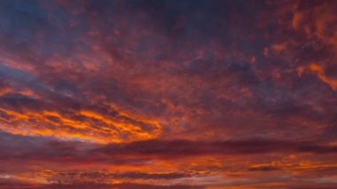 Gün batımı gökyüzü ve dramatik bulutlar, hızlandırılmış