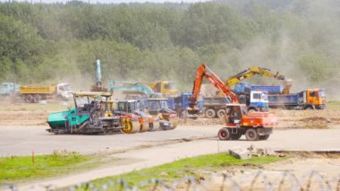 Vilnius, Litvanya - yaklaşık Temmuz, 2017: Vilnius havaalanında pistin yeniden inşası üzerine çalışmalar