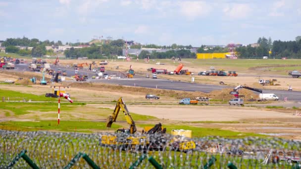 Vilnius Litauen Omkring Juli 2017 Arbeten Rekonstruktionen Landningsbanan Flygplatsen Vilnius — Stockvideo