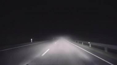 Bir sis bir gece kırsal yolda bir gezi