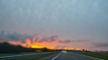 Gün batımı, arka görüş, zaman atlamalı ile yol boyunca sürme 