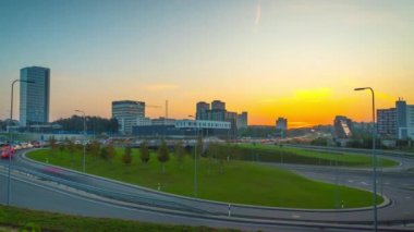 Büyük şehirde akşam trafiği, hızlandırılmış