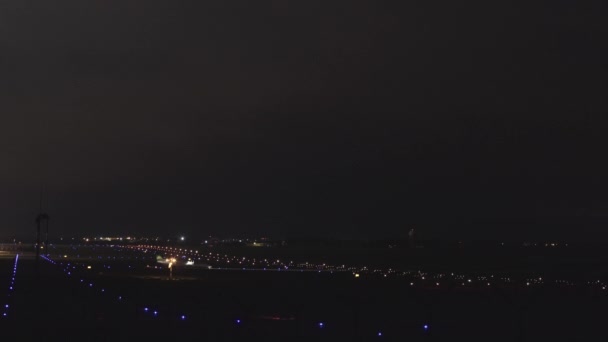 Самолёт Взлётной Полосе Ночью — стоковое видео