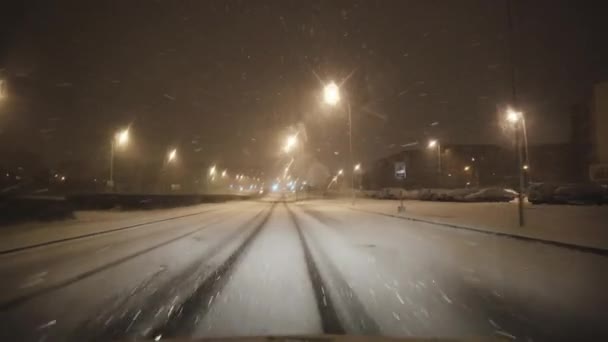 Med Bil Snöig Väg Vinterstad — Stockvideo