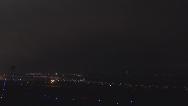 Avião Descola Aeroporto Noite — Vídeo de Stock