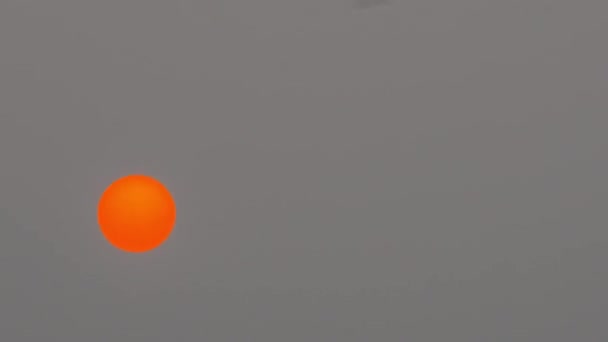 Soleil rouge sur un ciel orageux, time-lapse 