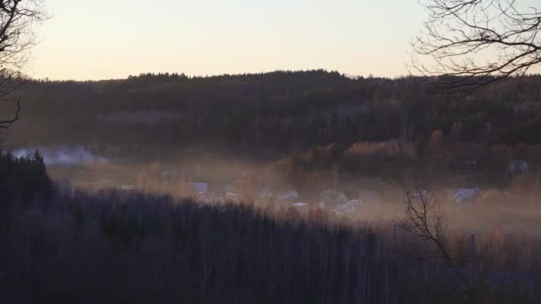 Winter Dorp Mist Bij Zonsondergang — Stockvideo