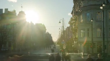 Vilnius, Litvanya - yaklaşık Nisan, 2018: Gediminas Caddesi'nde gün batımı