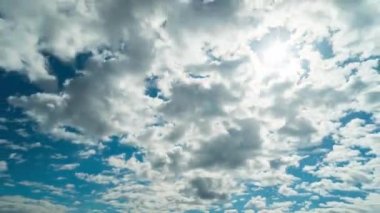 Bulutlar, güneş ve mavi gökyüzü, zaman atlamalı