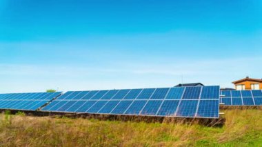 Modern bir köy, panoramik zaman atlamalı yakın Güneş panelleri