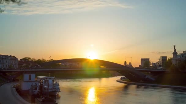 Вильнюс Литва Около Мая 2018 Года Мост Короля Миндаугаса Закате — стоковое видео