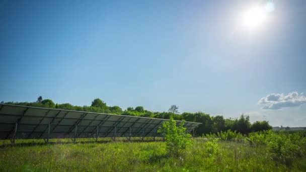 太阳能电池板和太阳 全景延时 — 图库视频影像